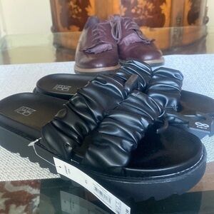 Black Platform sandals super comfortable size 8.5